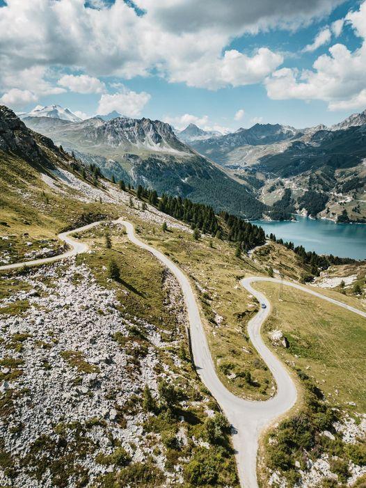 La route de la sassiere le lac du chevril tignes et son glacier