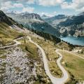 La route de la sassiere le lac du chevril tignes et son glacier